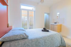Ένα ή περισσότερα κρεβάτια σε δωμάτιο στο Appartement Élégant Arrière Gare
