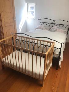 Bett in einem Zimmer mit Holzboden in der Unterkunft Ferienwohnung Zeitlos in Gundelsheim + 9 Fotos