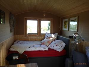 Кровать или кровати в номере Schäferwagen im Auszeithof