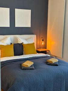 una camera da letto con un grande letto con cuscini gialli di Exklusives Stadthaus-Apartment am Staatstheather a Cottbus