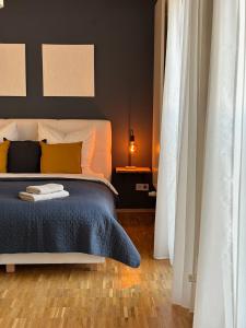 a bedroom with a bed with a blue blanket at Exklusives Stadthaus-Apartment am Staatstheather in Cottbus