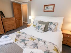 RichmondにあるBraesideのベッドルーム(花の飾られた白い大型ベッド付)