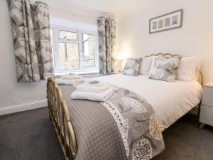 Un dormitorio con una cama grande y una ventana en Braeside, en Richmond