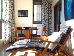 a living room with a chair and a table at Apartamento turístico en Gemelos 20, planta 14 in Benidorm