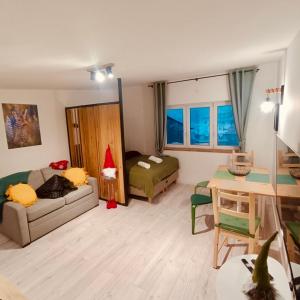 een woonkamer met een bank en een tafel bij Studio z sauną in Duszniki Zdrój