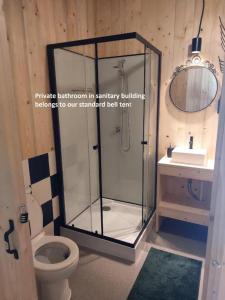 ein Bad mit einer Dusche, einem WC und einem Waschbecken in der Unterkunft Bell tent Glamping Essenhof in Aagtekerke