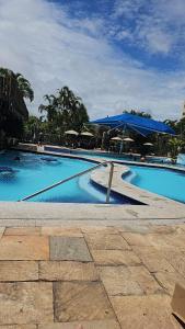 A piscina localizada em Ecologic Ville Resort Apto há 900 mt do centro de Caldas Novas ou nos arredores