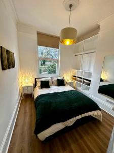 Un dormitorio con una cama grande y una ventana en The Look-out! Park Hills Beach en Hastings