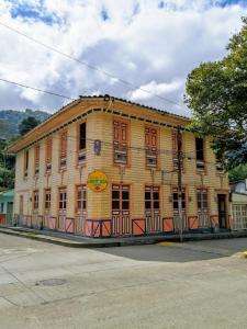 an old wooden building on the side of a street at HOSTAL CASA VICTORIA PIJAO in Pijao