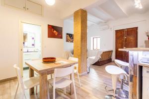 a kitchen and dining room with a table and chairs at APARTAMENTO DE ENSUEÑO in Valencia
