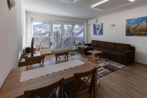 - un salon avec un canapé et une table dans l'établissement Apartma Planika, à Kranjska Gora