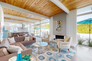 ein Wohnzimmer mit einem Sofa und einem Tisch in der Unterkunft Palm Springs Regal Contemporary Permit# 4106 in Palm Springs