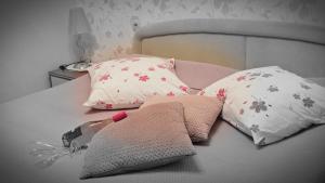un letto con due cuscini e una coperta sopra di Palma Guesthouse a Rab