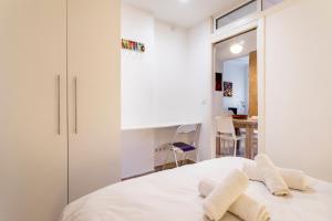 a bedroom with a white bed with two pillows on it at APARTAMENTO DE ENSUEÑO in Valencia