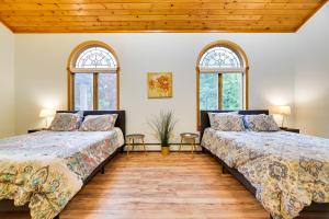 Un pat sau paturi într-o cameră la Luxury Villa with Indoor Heated Pool & Sauna & Spa & Fire Pit - Newly Redone +52 fotografii