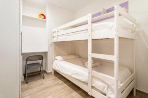 A bed or beds in a room at APARTAMENTO DE ENSUEÑO Még 5 kép