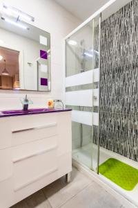 y baño con ducha acristalada y lavamanos. en APARTAMENTO DE ENSUEÑO, en Valencia