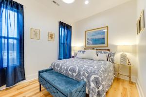 una camera da letto con un letto e un divano blu di about 1 Mi to Dtwn Wilmington Home with Patio! a Wilmington