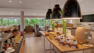 eine Küche mit einer langen Theke, auf der Lebensmittel angerichtet waren in der Unterkunft Hotel Sonnengut Wellness - Therme - Spa in Bad Birnbach