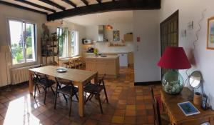 Η κουζίνα ή μικρή κουζίνα στο Propriété pieds dans l’eau, vue mer exceptionnelle