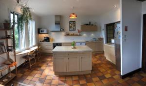 Η κουζίνα ή μικρή κουζίνα στο Propriété pieds dans l’eau, vue mer exceptionnelle +12 φωτογραφίες