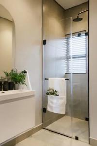 Koupelna v ubytování 180° Luxury Ocean Suites at Tyne #101