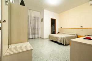 Habitación de hotel con cama y cocina en B&B Vittoria, en Maiori