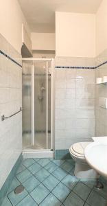 uma casa de banho com um chuveiro, um WC e um lavatório. em B&B Vittoria em Maiori