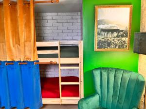 a green room with a ladder and a chair at Le gîte du Sorcier 89 in Avallon