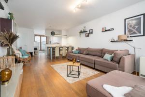 ein Wohnzimmer mit einem Sofa und einem Tisch in der Unterkunft Riverside 0902 in Nieuwpoort