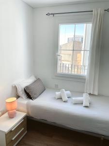 1 dormitorio con 2 camas y ventana en Modern City Centre Two Bedroom Windsor Apartment - Grand Central House en Gibraltar