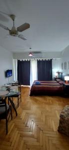 sala de estar con cama grande y suelo de madera en Cómodo departamento con balcón en Microcentro en Buenos Aires