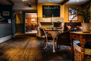 un restaurante con una mesa en el medio de una habitación en The Waddington Arms en Waddington