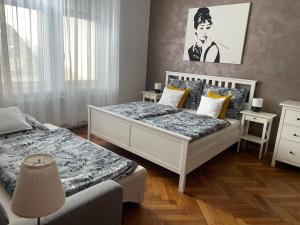 Postel nebo postele na pokoji v ubytování Golden Key Apartments