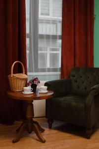 Dervish Han Boutique Hotel في إسطنبول: غرفة معيشة مع كرسي أخضر وطاولة