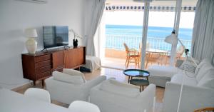d'un salon avec un mobilier blanc et une vue sur l'océan. dans l'établissement MiMar, à Alicante