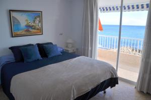 - une chambre avec un lit et une vue sur l'océan dans l'établissement MiMar, à Alicante