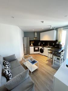 Kitchen o kitchenette sa Modern City Centre Two Bedroom Windsor Apartment - Grand Central House
