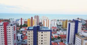 une vue aérienne sur une ville avec de grands bâtiments dans l'établissement Nord One, à João Pessoa