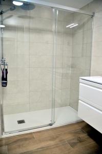 La salle de bains est pourvue d'une douche avec une porte en verre. dans l'établissement MiMar, à Alicante