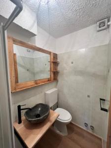 ein Bad mit einem WC und einem Waschbecken in der Unterkunft Home Sauze d Oulx in Sauze d'Oulx