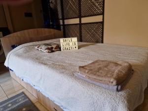 a bed with a sign that says smile life is carrot at Ana Studio in Hunedoara