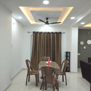 mesa de comedor con sillas y ventilador de techo en Shiv Chhatra - Opp AIIMS, en Nagpur