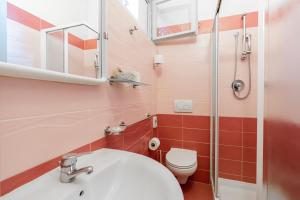 bagno con lavandino e servizi igienici di Amare Beach Hotel a Cesenatico