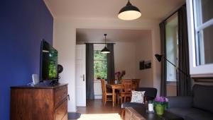 a living room with a couch and a table at Charmantes Forsthaus beim Sorpesee 