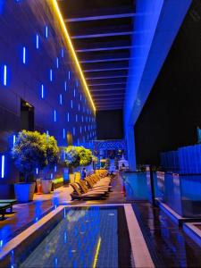 The platinum KLCC By Garden Suites في كوالالمبور: لوبي الفندق مع مسبح ومبنى