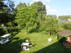 eine Luftansicht auf einen Garten mit einem Picknicktisch und einem Baum in der Unterkunft Ruheoase unweit von Berlin in Königs Wusterhausen
