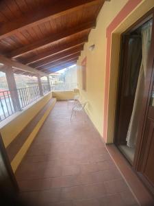 un balcón con mesa y sillas. en MANDANICI :Borgo Marsalini 2.0, en Barcellona-Pozzo di Gotto