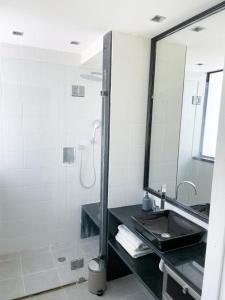 y baño con ducha, lavabo y espejo. en Beach house en Netanya