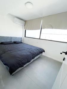 1 cama en una habitación pequeña en un barco en Beach house en Netanya